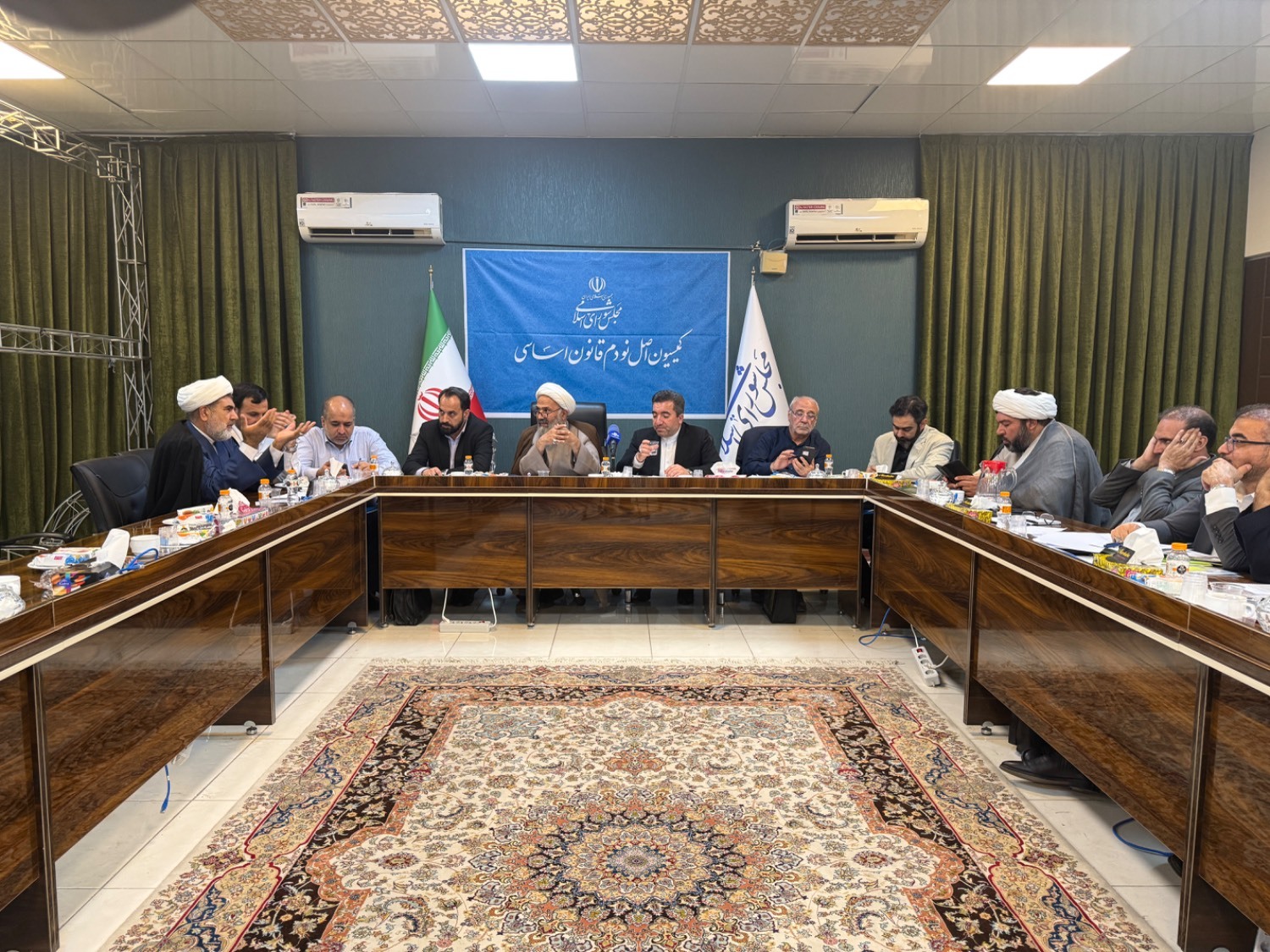 برگزاری نشست کمیسیون اقتصادی مجلس با عراقچی برگزاری نشست کمیسیون اقتصادی مجلس با عراقچی